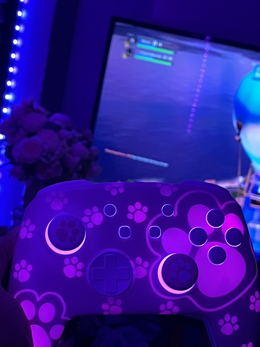 _stxrg1rl_'s tweet image. fortnite demons won 😞