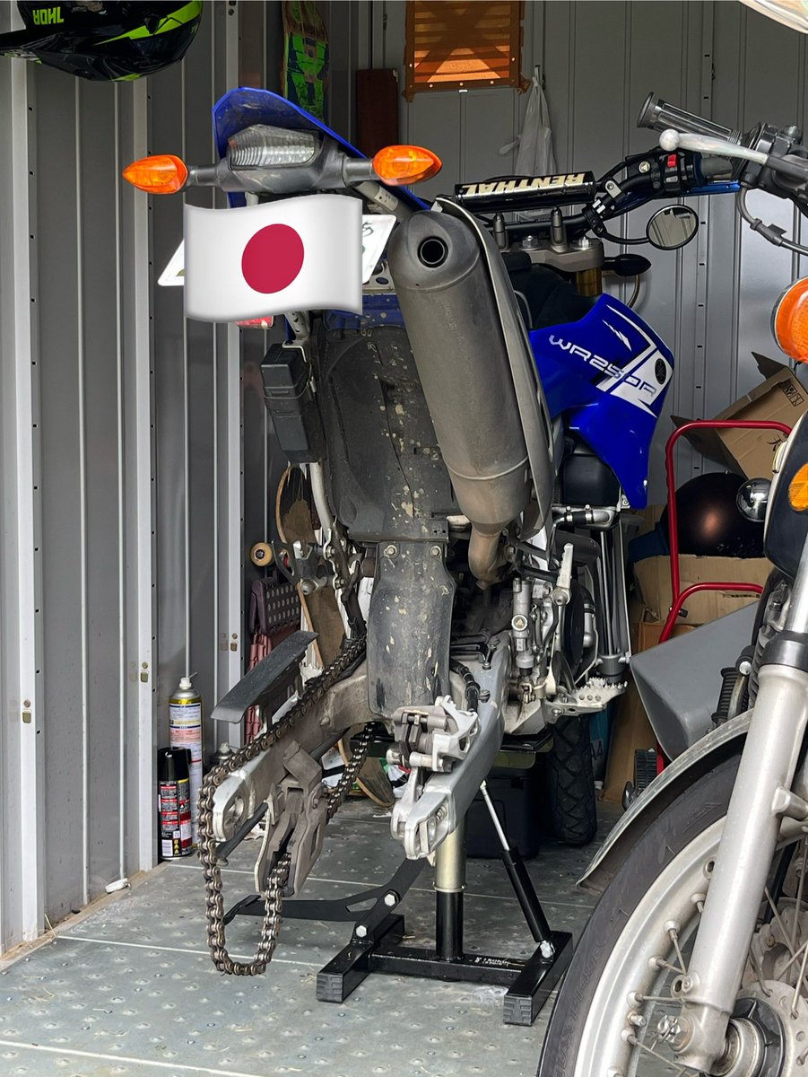 yoppa_r's tweet image. WR250Rリアタイヤ交換
ほぼ通勤とウイリーでタイヤが四角くなってた
新品タイヤは丸っこくて気持ち良いね