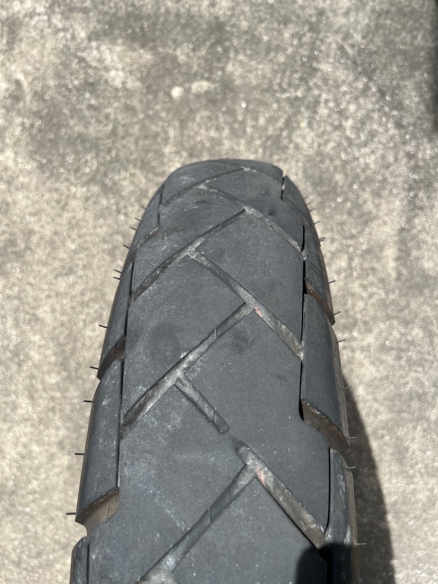 yoppa_r's tweet image. WR250Rリアタイヤ交換
ほぼ通勤とウイリーでタイヤが四角くなってた
新品タイヤは丸っこくて気持ち良いね
