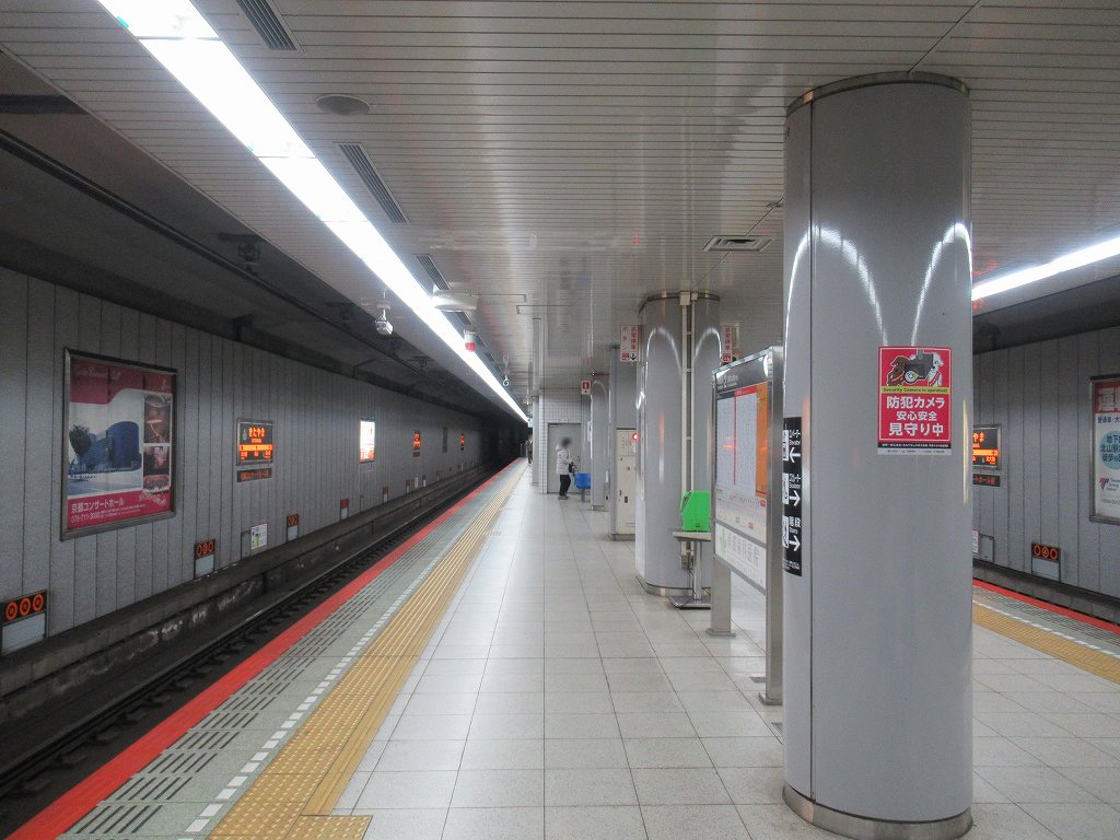 eki_no_mokuroku's tweet image. 2024年、北山駅(京都府)
#京都市交通局 /烏丸線
1990年開業の地下駅。徒歩すぐの京都府立植物園は1924年開園で日本最古の公立総合植物園。総面積約24haの敷地に、春は桜やチューリップ、夏は紫陽花や花菖蒲、睡蓮、秋は秋桜、冬は山茶花や梅など、約1万2千種類の植物が植栽展示され園内を彩ります。