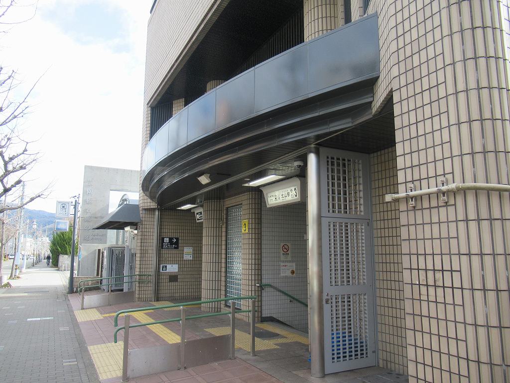 eki_no_mokuroku's tweet image. 2024年、北山駅(京都府)
#京都市交通局 /烏丸線
1990年開業の地下駅。徒歩すぐの京都府立植物園は1924年開園で日本最古の公立総合植物園。総面積約24haの敷地に、春は桜やチューリップ、夏は紫陽花や花菖蒲、睡蓮、秋は秋桜、冬は山茶花や梅など、約1万2千種類の植物が植栽展示され園内を彩ります。