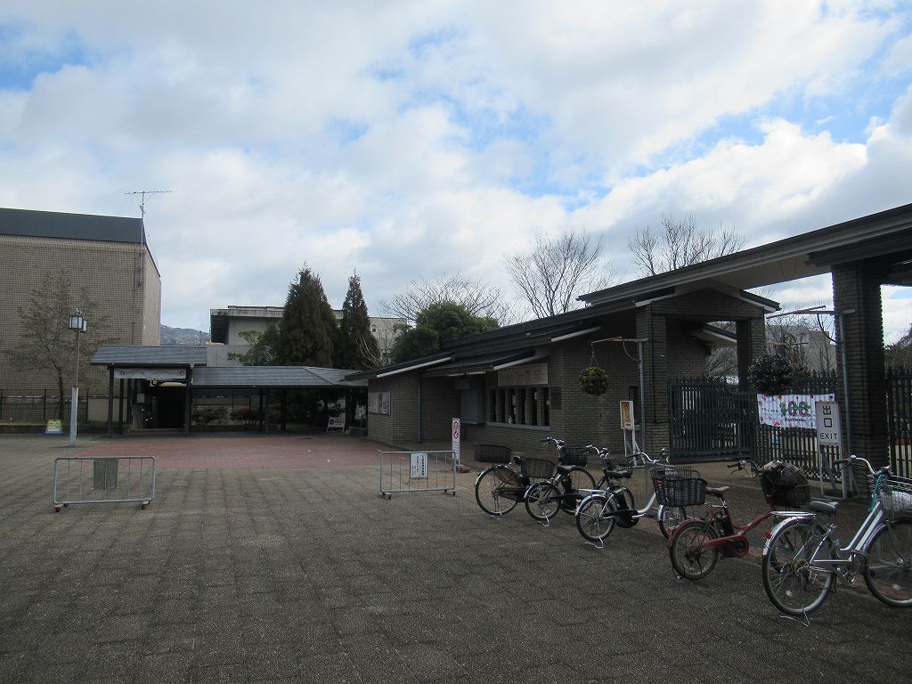 eki_no_mokuroku's tweet image. 2024年、北山駅(京都府)
#京都市交通局 /烏丸線
1990年開業の地下駅。徒歩すぐの京都府立植物園は1924年開園で日本最古の公立総合植物園。総面積約24haの敷地に、春は桜やチューリップ、夏は紫陽花や花菖蒲、睡蓮、秋は秋桜、冬は山茶花や梅など、約1万2千種類の植物が植栽展示され園内を彩ります。