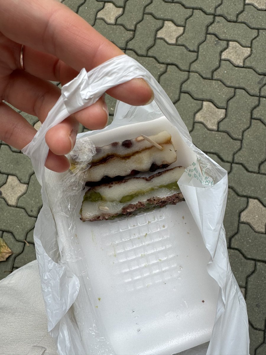 bus77s's tweet photo. 사실 생카는 핑계일지도(?) 홍대 츄러스가 너무너무 먹고싶어서 왔는데 진짜 너무 맛있음ㅜㅜ 아침점심 안먹은 보람이 있다!!!!🥹 인스타 도와드렸는데 할부지 사장님께서 떡도 주심 흗흑 다들 제발 아이스크림츄러스 먹어보시길🤍😎😻 기계 들이시고 많이 나갔음 좋겠다하셨어😢 #RTPLZ https://t.co/AfXs7PE3WN