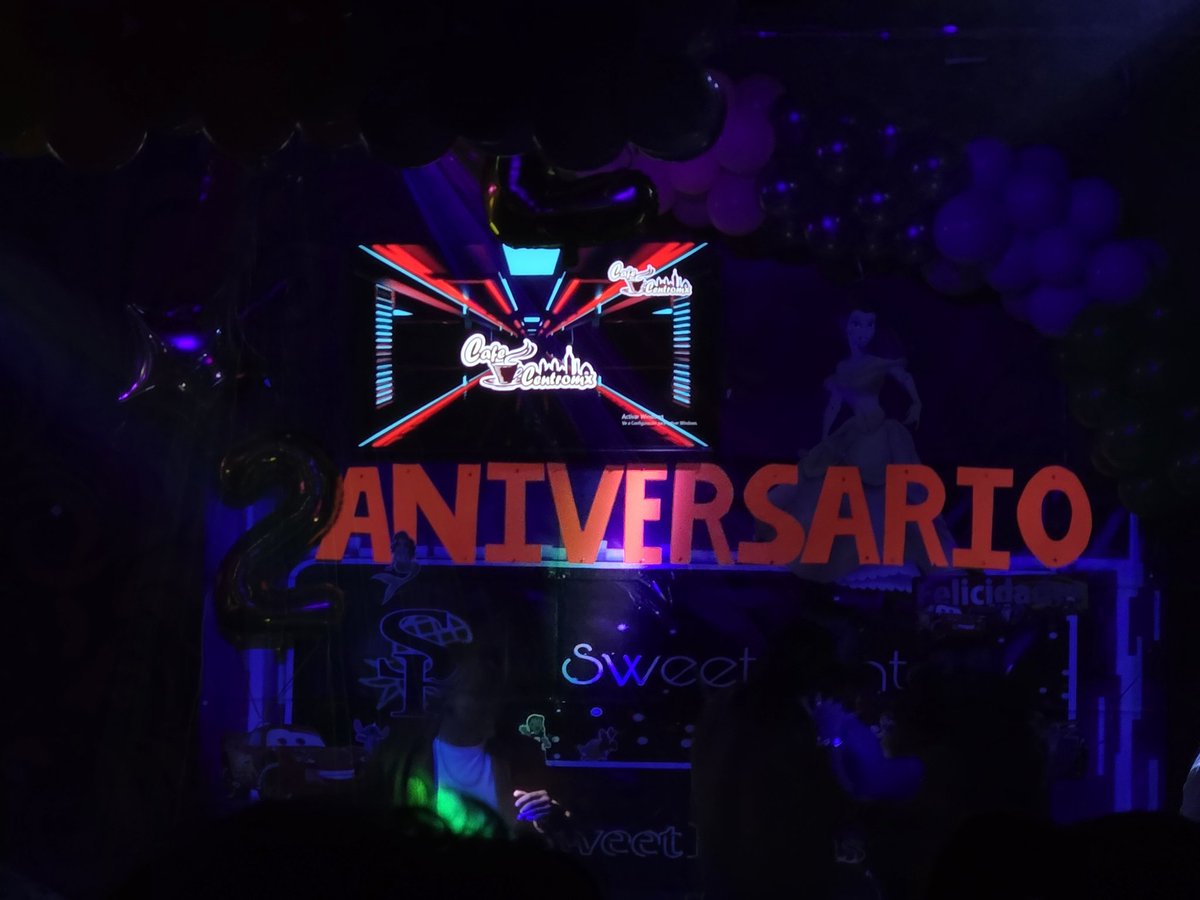 Primera vez en <a href="/Cafe_centromx/">CAFE_CENTROMX🇲🇽</a> y nos tocó la celebración de <a href="/SweetFantasy_DL/">Sweet Fantasy</a> 🥳🥳🥳 felicidades por su segundo aniversario 🤗🤗 nos la estamos pasando super, baile y baile.