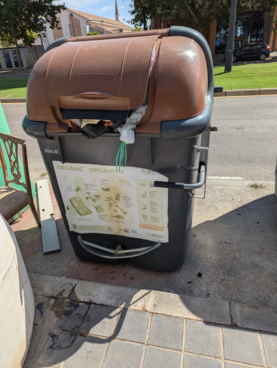 carlosperellom's tweet photo. @AjuntamentVLC en verano está de vacaciones el servicio de recogida de basura orgánica? Más de dos semanas ya así... https://t.co/i56LxZxVuR