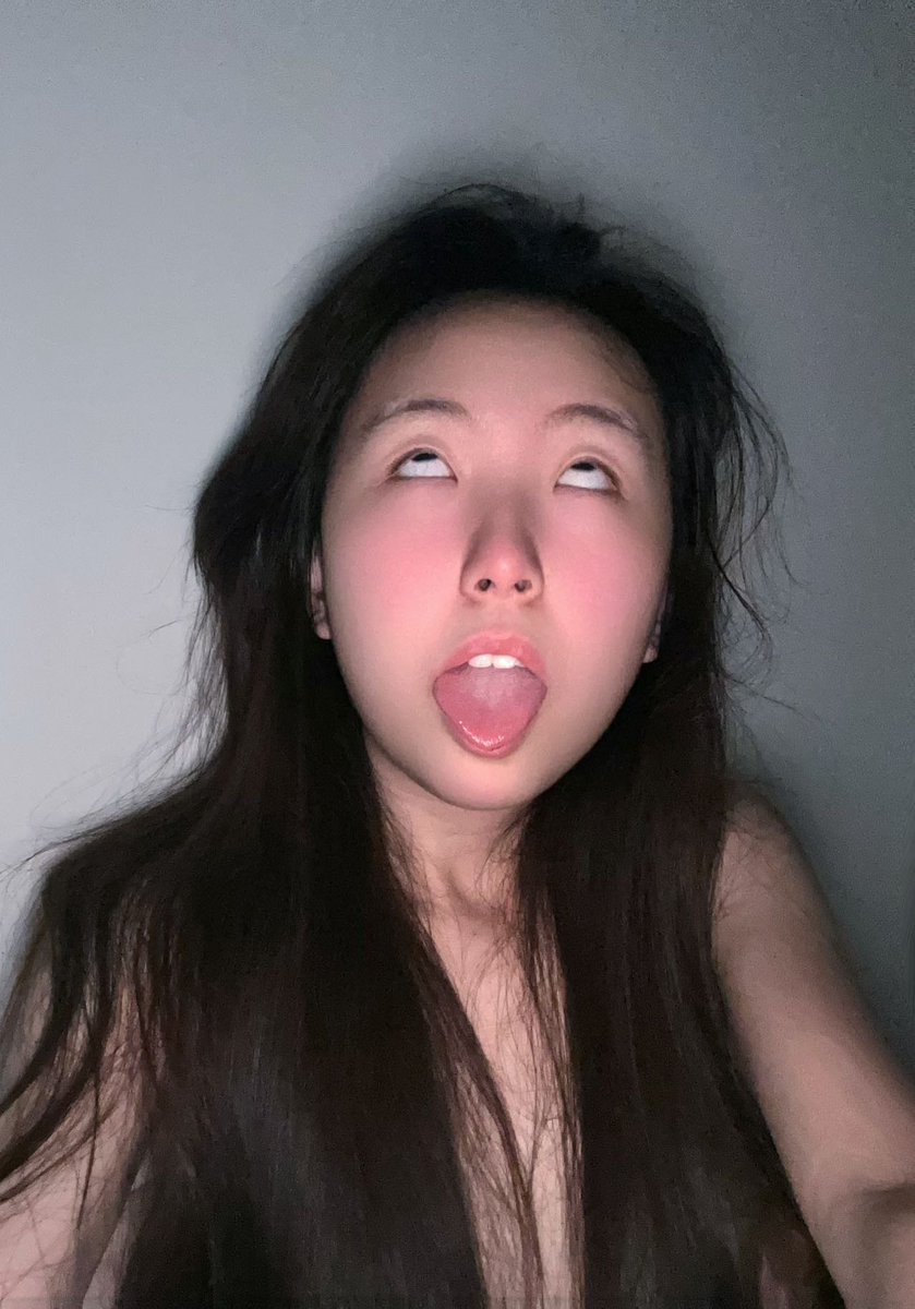 mugoudezhure's tweet photo. 上了一天课很累了呢 回到宿舍床上开始脱掉日常服装换上情趣内衣像婊子一��躺在床上屄一下就湿了 好想掏屄啊 打开推特看看野爹有没有骂我 噢噢噢噢这么粗鄙好爽 看到这些文字忍不住在床上抬跨顶屄隔空扣屄求着野爹踢裆高潮爽死我这傻屄 掏出假鸡巴口到全是口水插入骚屄 看着野爹羞辱爆骂齁齁齁高潮了！ https://t.co/armkW3H5Ff