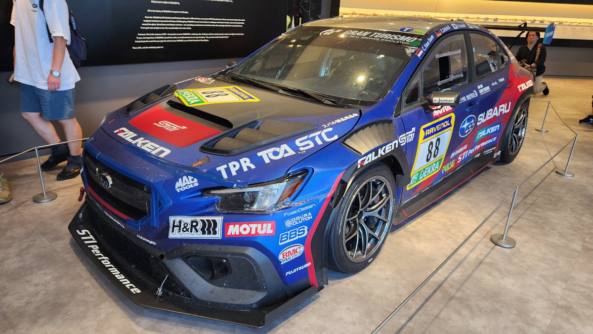 defD11's tweet image. 三鷹のSTI ギャラリーに、WRX NBRチャレンジ2025を見にきました!
毎年アップデートされるのでこの姿で見れるのは今だけ。
オートサロンで展示もしてくれますが、今年は場所が狭くリア回りを見れなかったので、今回見れて良かったです。
ニュルのゼッケンも日本で見るのは珍しいですね。 #sti #NBR24h