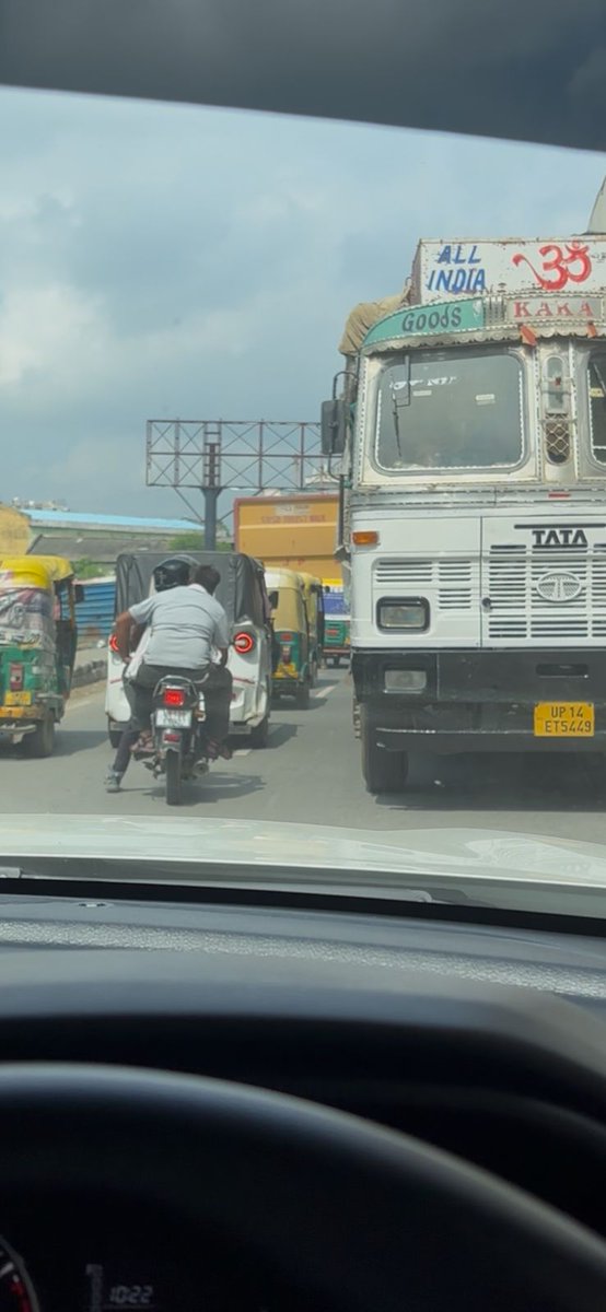 MannyBJP's tweet image. Wrong side dangerous driving on the highway by truck ..please take strict action and share the challan..
@uptrafficpolice
@Gzbtrafficpol
@dgpup
@siddharth2596
@NaveenBhati_
@iMukeshBJP
@naveentiwari_90
@dipankar_18
Date 19/07/2025
Time 8:31 am , Location: Dasna Ghaziabad.