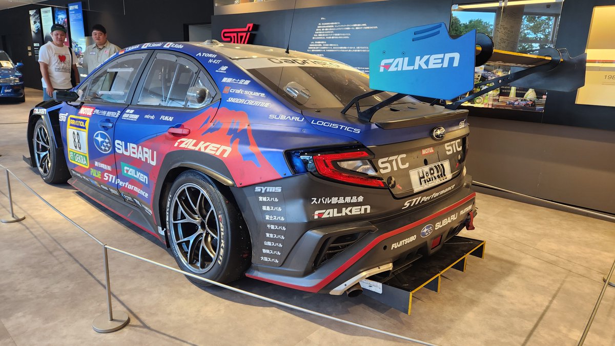 defD11's tweet image. 三鷹のSTI ギャラリーに、WRX NBRチャレンジ2025を見にきました!
毎年アップデートされるのでこの姿で見れるのは今だけ。
オートサロンで展示もしてくれますが、今年は場所が狭くリア回りを見れなかったので、今回見れて良かったです。
ニュルのゼッケンも日本で見るのは珍しいですね。 #sti #NBR24h