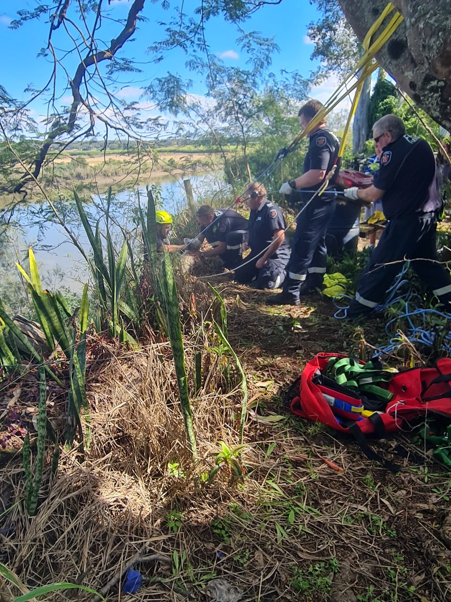 QldFireDept's tweet image. A ruff Saturday arvo for Poppy with a happy ending thanks to our QFR crews 🐾
Maryborough firefighters responded swiftly when they got the call that a dog had fallen down a steep slope on the banks of the Mary River after escaping from home.
Due to the eight metre drop off,…