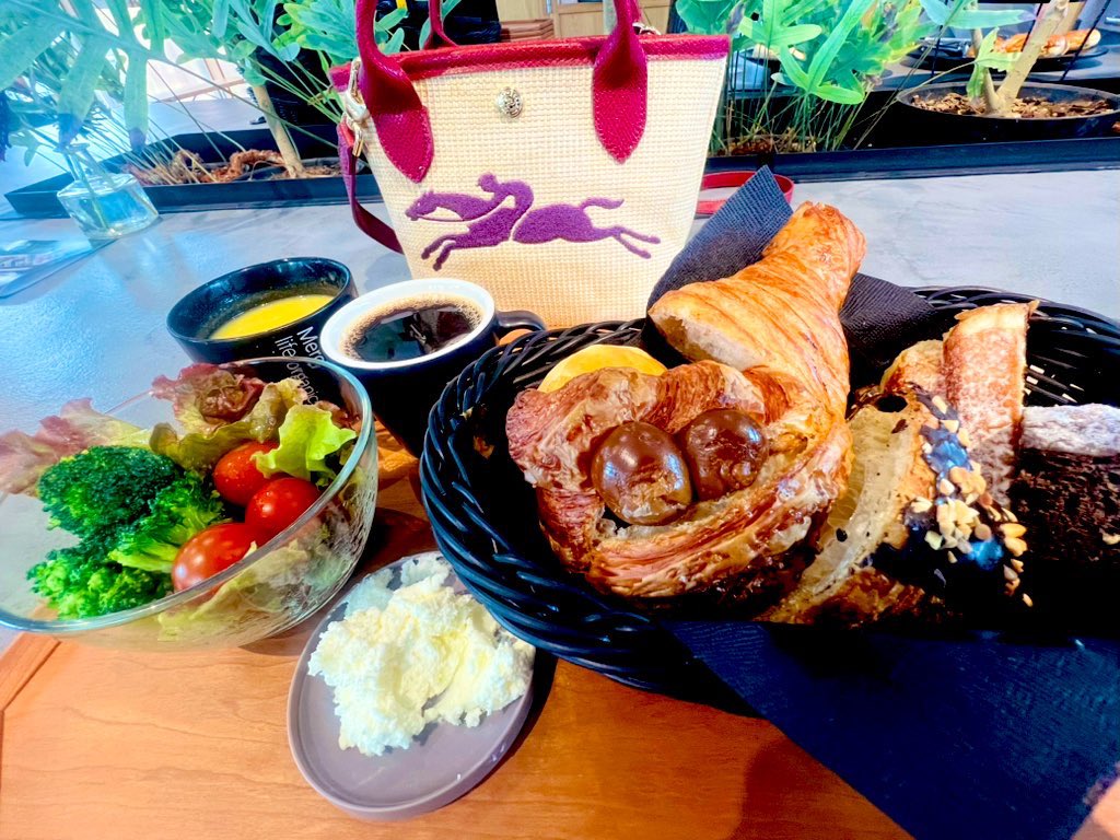 当直明け...
5ヶ月ぶりに近所の🥐モーニング行って, 
投票行って, ジムトレしてから
今日は千葉へ✈️⛅️

そう, あれです...！🏐🙌