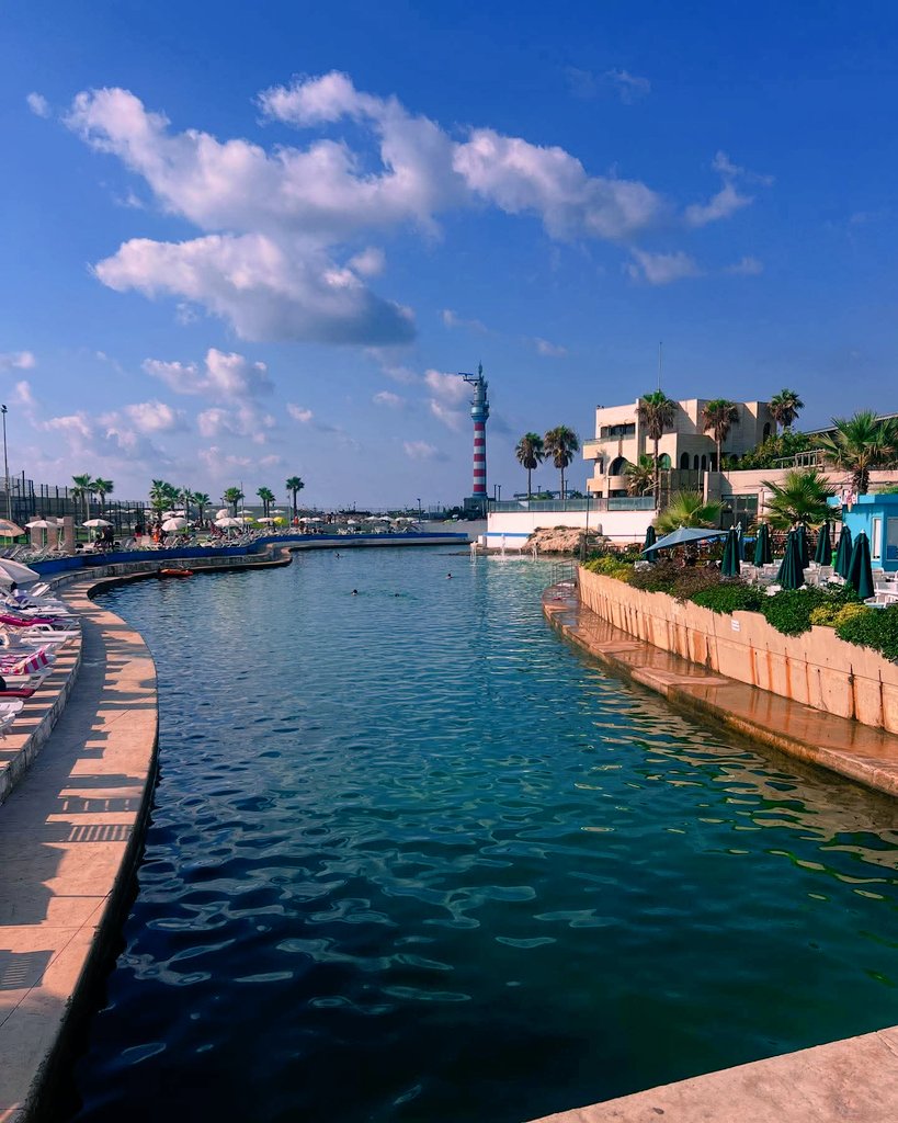 BeirutPhoto23's tweet image. بيروت… مدينة بتتنفّس بحر وحياة. 🌊❤️
#صباح_الخير