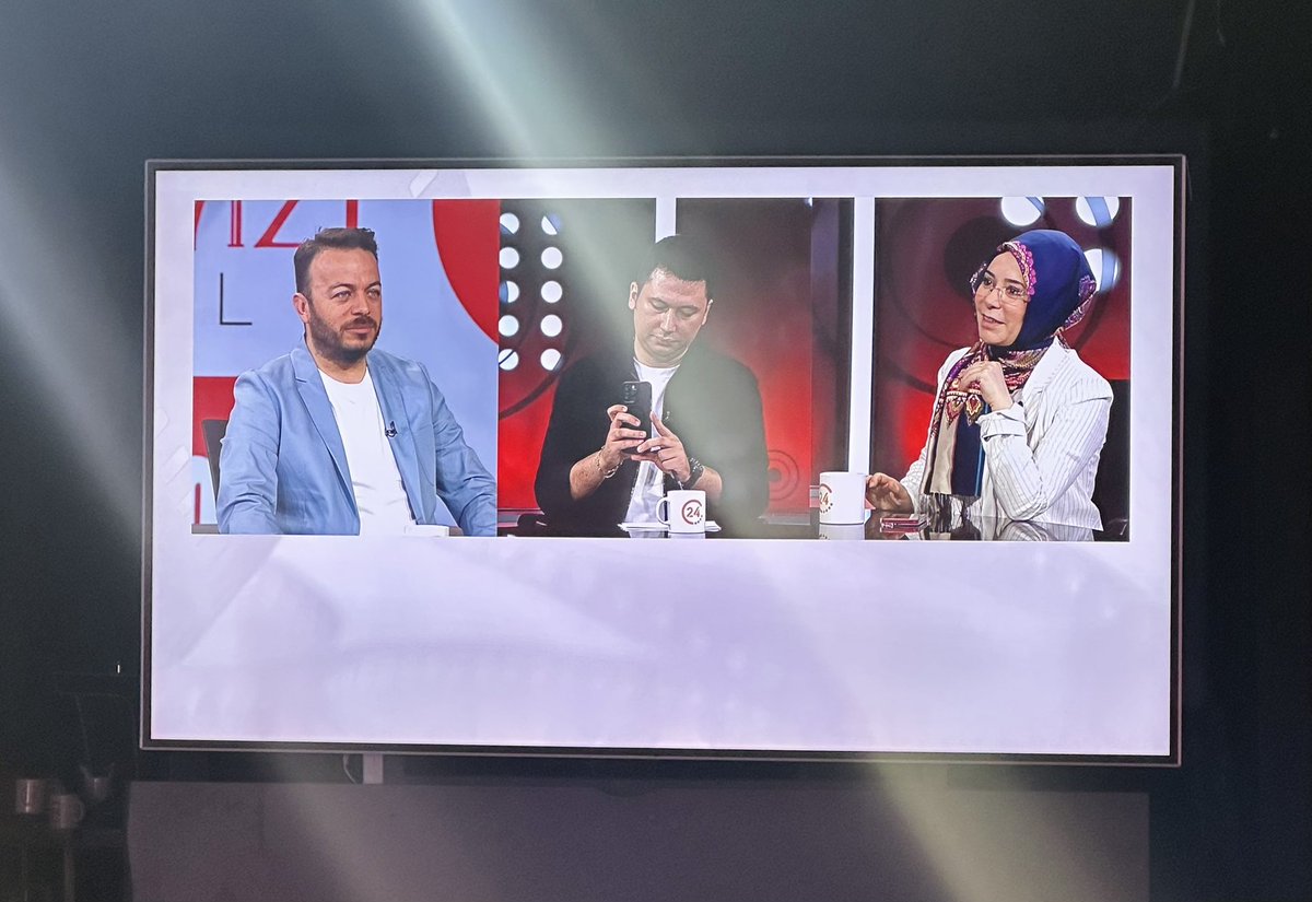 Bugün Kırmızı Halı’da, <a href="/zeynepturkoglu/">Zeynep Türkoğlu 🇹🇷</a> ile birlikte <a href="/trtsinema/">TRT Sinema</a> Müdürü <a href="/farukkguven/">Faruk Güven</a>’i ağırlıyoruz. Hem <a href="/trt12punto/">TRT 12 Punto</a>’yu hem de sinema konuşuyoruz, bekleriz… 

Bugün 17.25’te <a href="/yirmidorttv/">24 TV</a>’de.