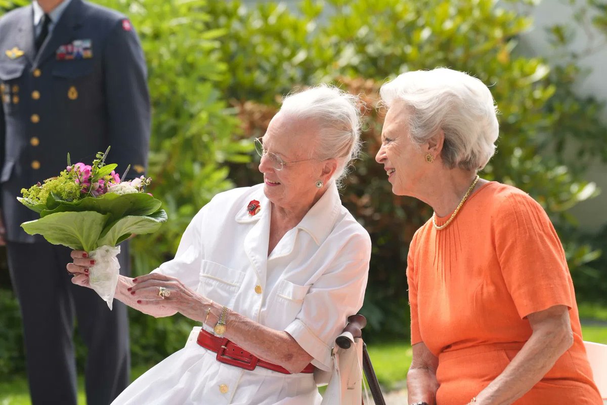 Queen Margrethe and Princess Benedikte received the Gråsten Ringriderforening's procession at Graasten Castle.

📸 Hanne Juul // Billed Bladet