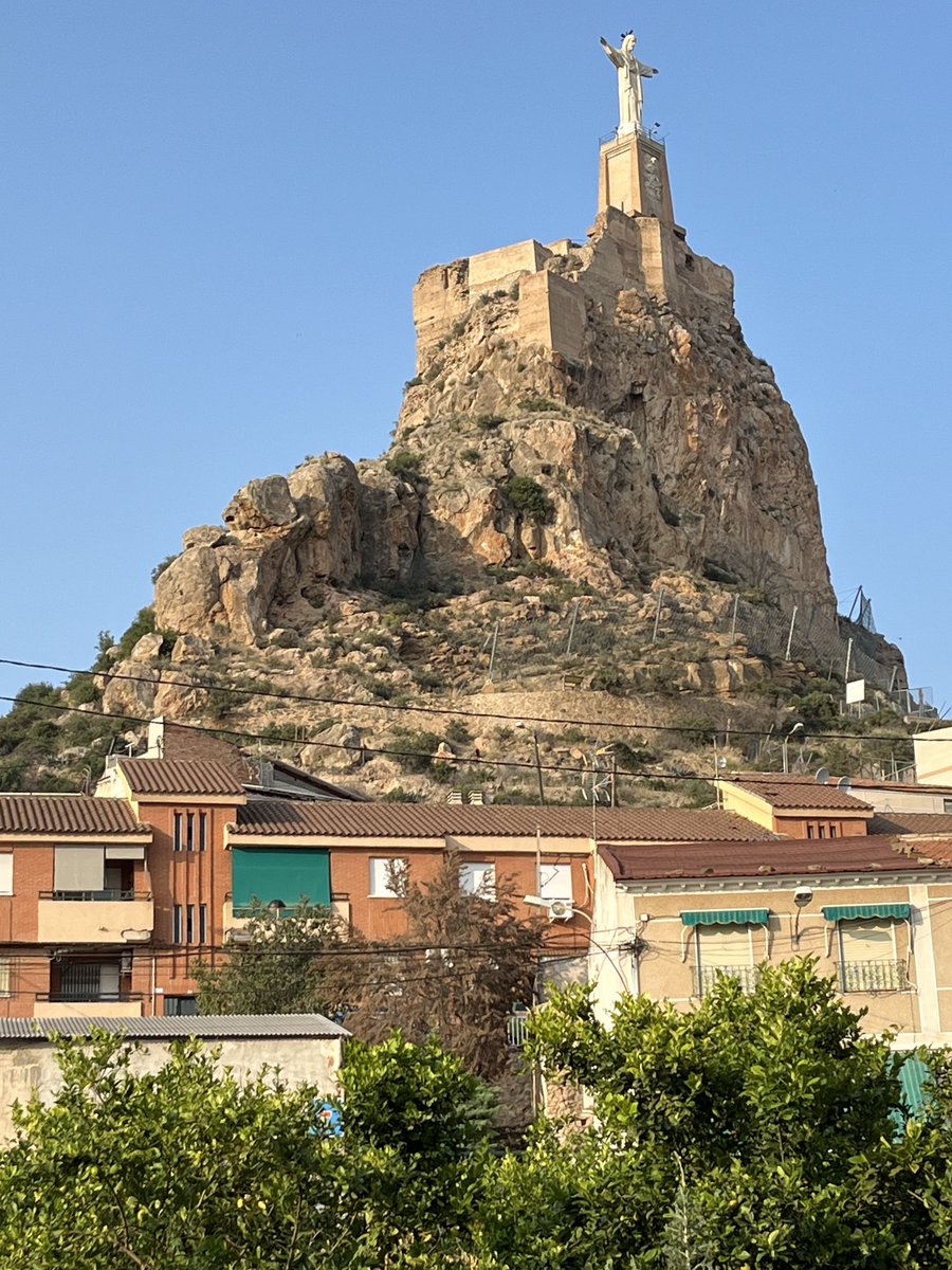 enunlugardelah1's tweet photo. 🍋 Alfonso X “el Sabio”, rey de Castilla y León, estableció como residencia real durante su reinado (1252 y 1284) el castillo de Monteagudo.

Convirtiéndolo en centro de poder y bastión defensivo con el reino de Aragón por su proximidad a la frontera. https://t.co/JMwsK9oeYE