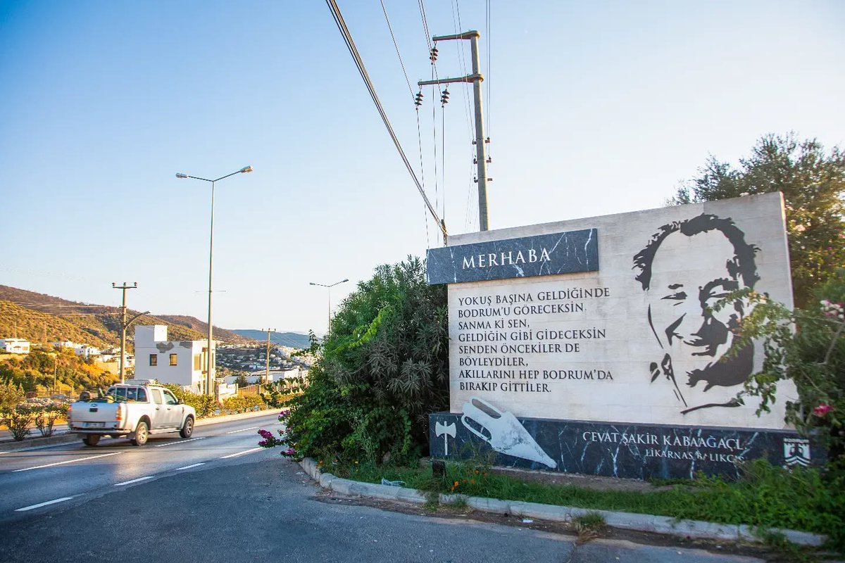 “Yokuş başına geldiğinde Bodrum’u göreceksin.
Sanma ki sen, geldiğin gibi gideceksin…
Senden öncekiler de öyle sandı.
Akıllarını Bodrum’da bırakıp gittiler.”

— Cevat Şakir Kabaağaçlı
#Bodrum #HalikarnasBalıkçısı