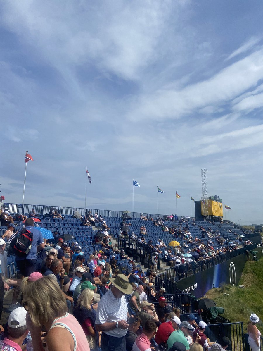 _benparsons's tweet image. The 18th grandstand already filling up for what should be a Scheffler procession later on.
It’s warm here with only a breath of wind. Would be very surprising if he doesn’t break 70.