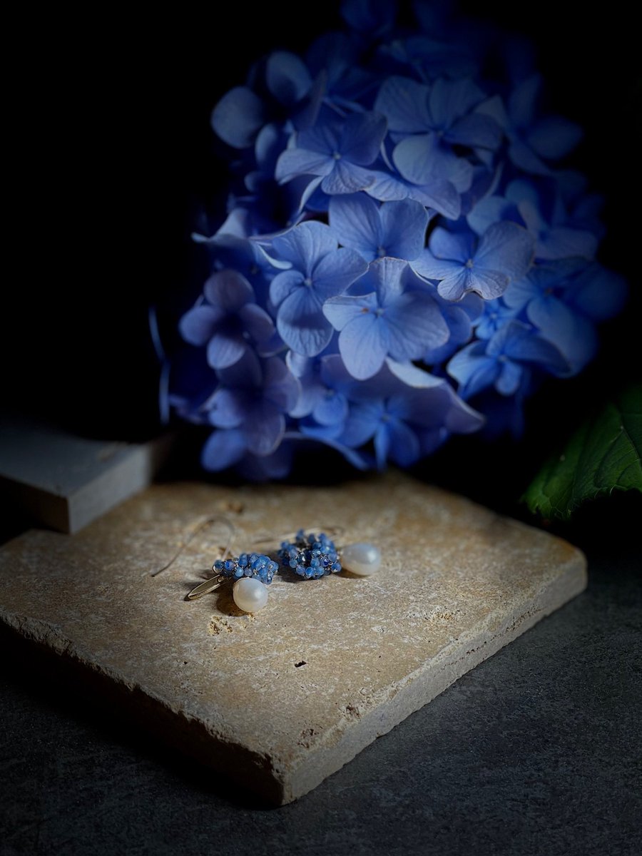 Antique_HCM's tweet photo. ~ La mode ~

白く静謐な輝きと
移り気な花の色香

#Hortensia
【オルテンシア・パールフックピアス】
color ：ブルー

紫陽花の艶やかさを表現したフックピア
ス。
淡水パールのエレガントな輝きに天然石を一粒ずつ編み上げた作品です。

#フックピアス
#淡水パールピアス
#紫陽花ピアス https://t.co/haNr6NdqNw