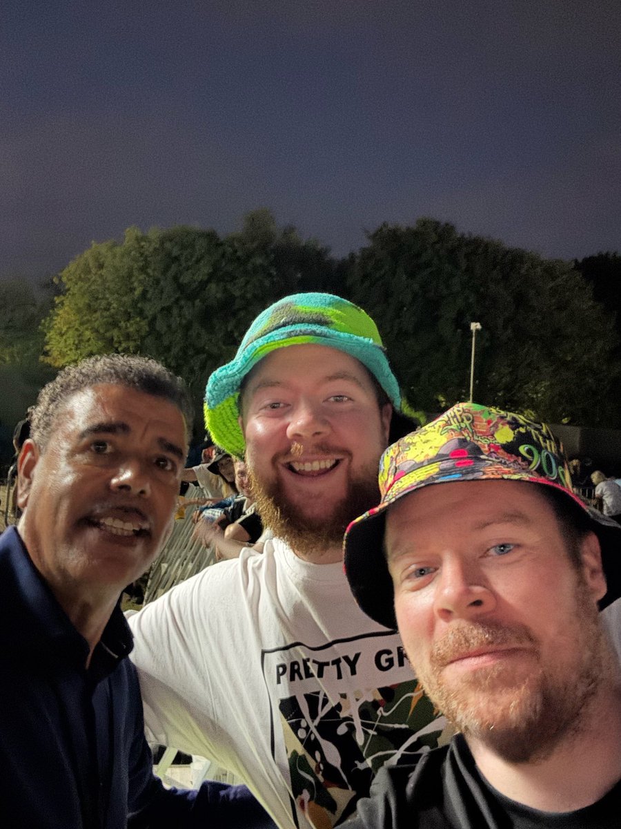 Billy 🔴⚪️⚫️ (@bilmeister88) on Twitter photo Oasis was epic but one of the best parts was <a href="/chris_kammy/">Chris Kamara</a> stopping for a photo on the way out. What a true gent he stopped for everyone. Thanks Kammy hope you had a great night Oasis was epic but one of the best parts was <a href="/chris_kammy/">Chris Kamara</a> stopping for a photo on the way out. What a true gent he stopped for everyone. Thanks Kammy hope you had a great night