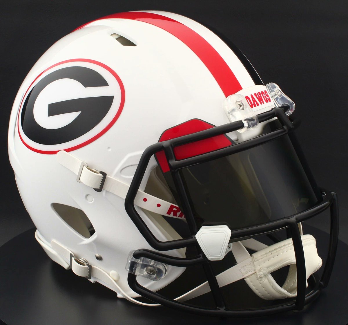 👍 or 👎 to Georgia wearing an alternate white helmet? 🥶