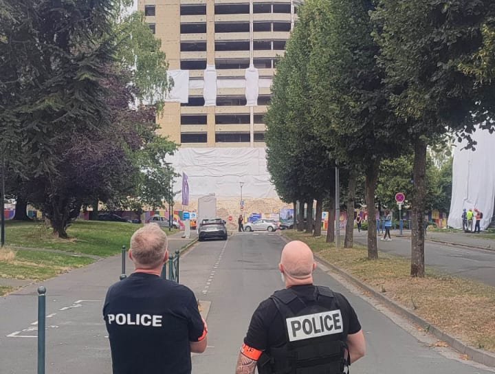 PoliceNat59's tweet image. #Protéger | Ce matin, la tour Kennedy à #Loos, la plus haute tour au nord de Paris, a été démolie.
Les policiers du #Nord étaient présents aux abords du site pour assurer la sécurité des riverains et le bon déroulement de l’opération.