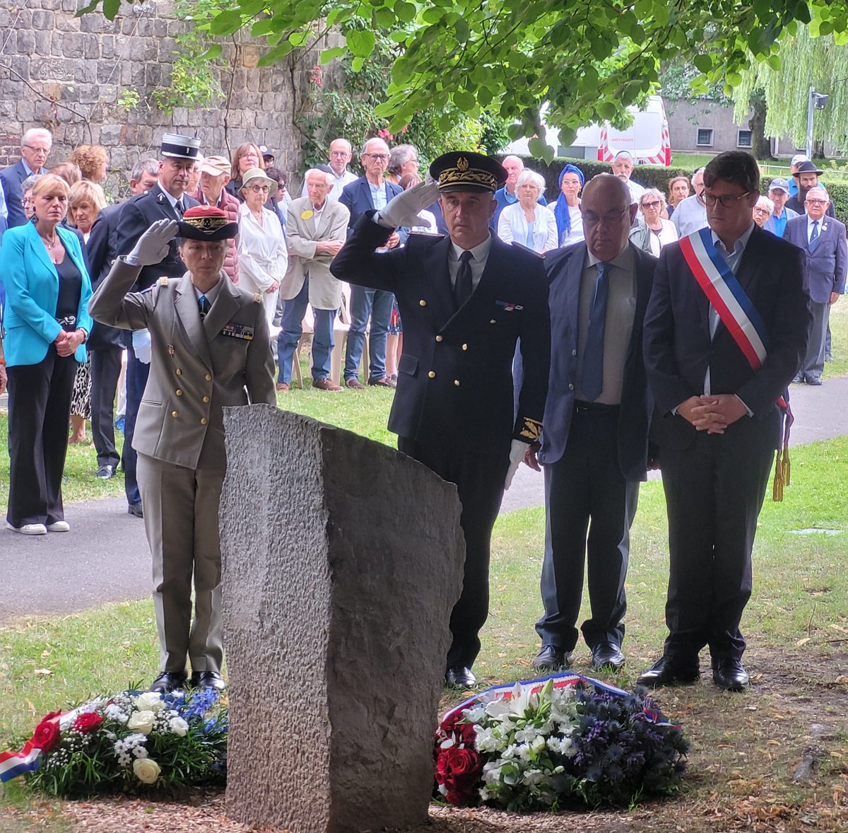 Lille_en_commun's tweet image. Le 16 juillet 1942, + de 13000 juifs sont arrêtés par la police française, puis déportés.
Réunis ce matin en mémoire aux victimes des crimes racistes et antisémites de l’État français, & pour rendre hommage aux Justes de France, qui ont su écouter leur conscience #devoirdemémoire