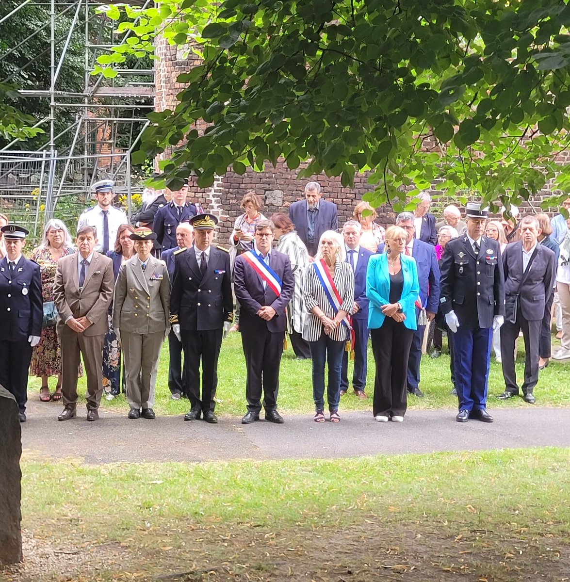 Lille_en_commun's tweet image. Le 16 juillet 1942, + de 13000 juifs sont arrêtés par la police française, puis déportés.
Réunis ce matin en mémoire aux victimes des crimes racistes et antisémites de l’État français, & pour rendre hommage aux Justes de France, qui ont su écouter leur conscience #devoirdemémoire