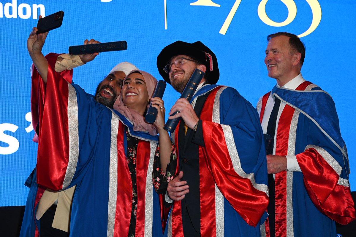 DrNighatArif's tweet image. I stand on the shoulders of GIANTS who made my access to education possible and it started with my amazing parents and community.
I am only here because of their duas ๐คฒ๐พ sacrifice and love
๐Honorary Doctorate of Science ๐งช from @QMUL on their Foundersโ Day event, inโฆ