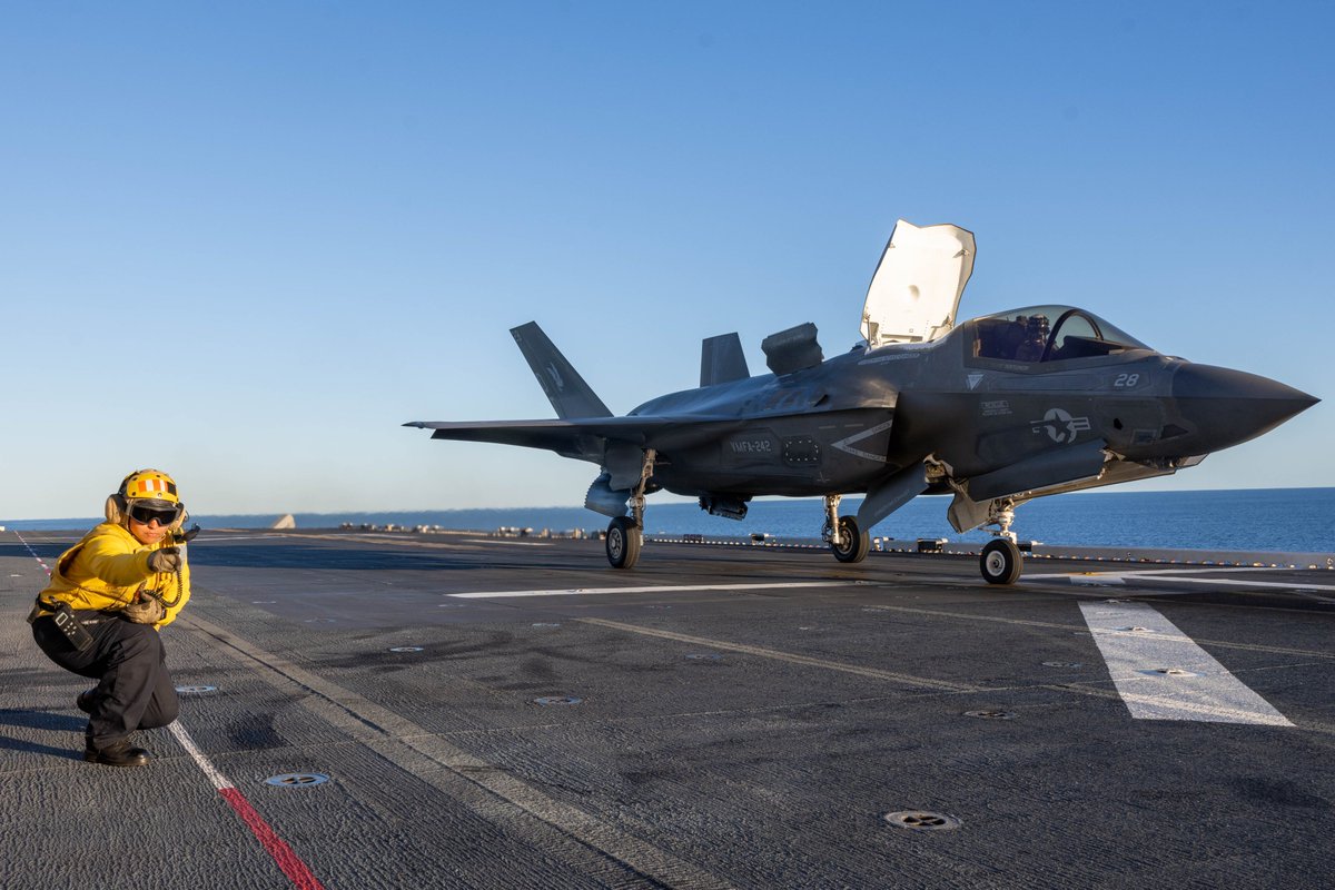 31stMeu's tweet image. 馃搷Coral Sea, July 15, 2025.
@USMC aircraft assigned to VMFA 242, and VMM 262 (Rein.), 31st MEU, conduct flight operations as a part of #TalismanSabre25.
(@USNavy 馃摳 by MC Seaman Sam McNeely)
@DefenceAust @USEmbAustralia @DeptofDefense
#Lethality #Readiness #AlwaysReady #TS25