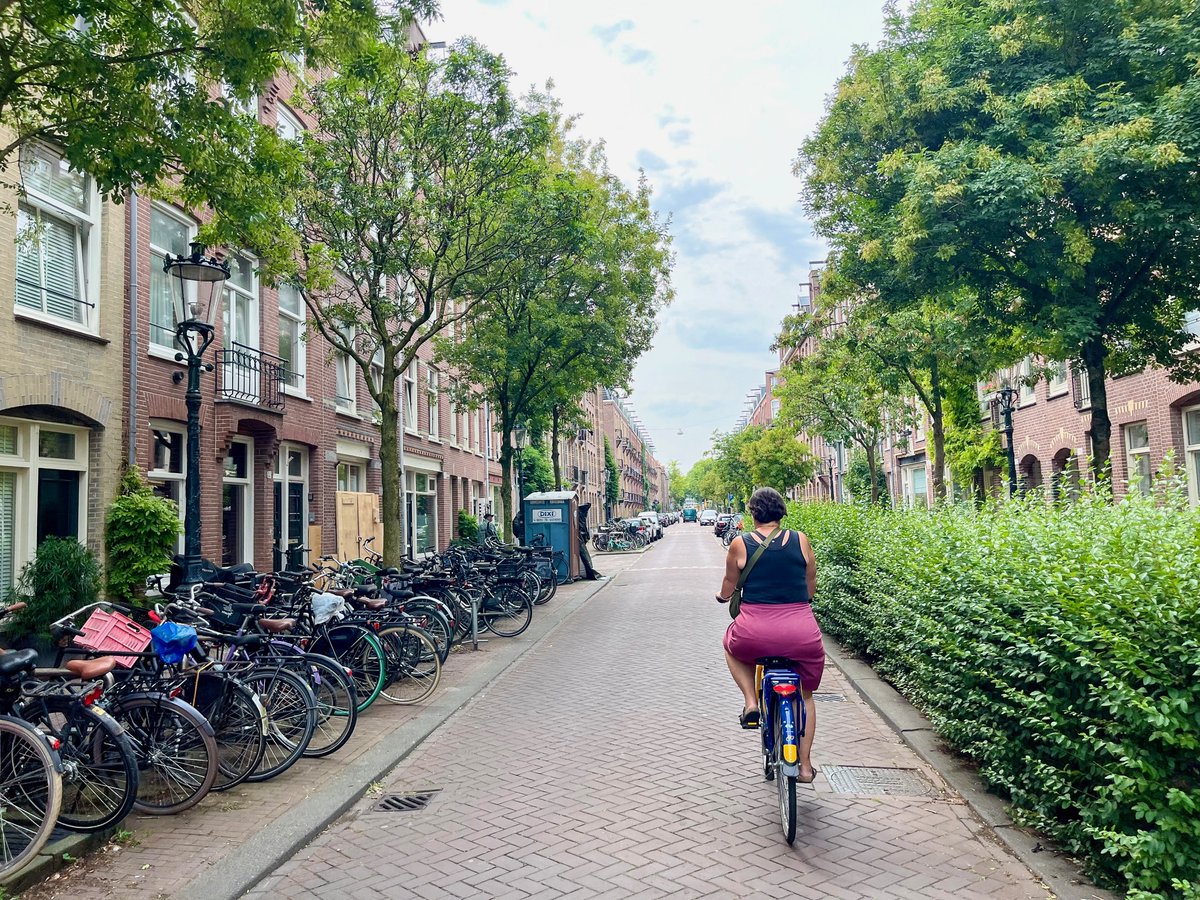 modacitylife's tweet image. The blue-and-yellow OV-fiets gets a lot of attention as a tool for transportation, but is also a critical tool for recreation.
Like enabling a spectacular Saturday rolling, splashing, and dining through Amsterdam's streets.
Quality of life, powered by a quality mobility system.