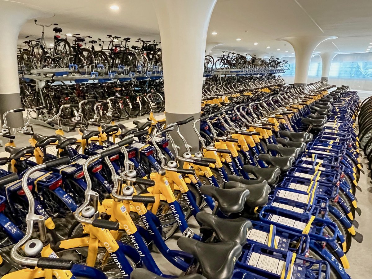 modacitylife's tweet image. The blue-and-yellow OV-fiets gets a lot of attention as a tool for transportation, but is also a critical tool for recreation.
Like enabling a spectacular Saturday rolling, splashing, and dining through Amsterdam's streets.
Quality of life, powered by a quality mobility system.