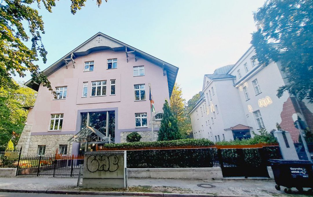 KabulFrontline's tweet image. Sources: Taliban Diplomats Take Control of Afghan Missions in Germany
Reliable sources in Germany confirm that two IEA diplomats have officially taken control of Afghanistan’s diplomatic missions in Bonn and Berlin.
According to these sources, Germany has accepted these…