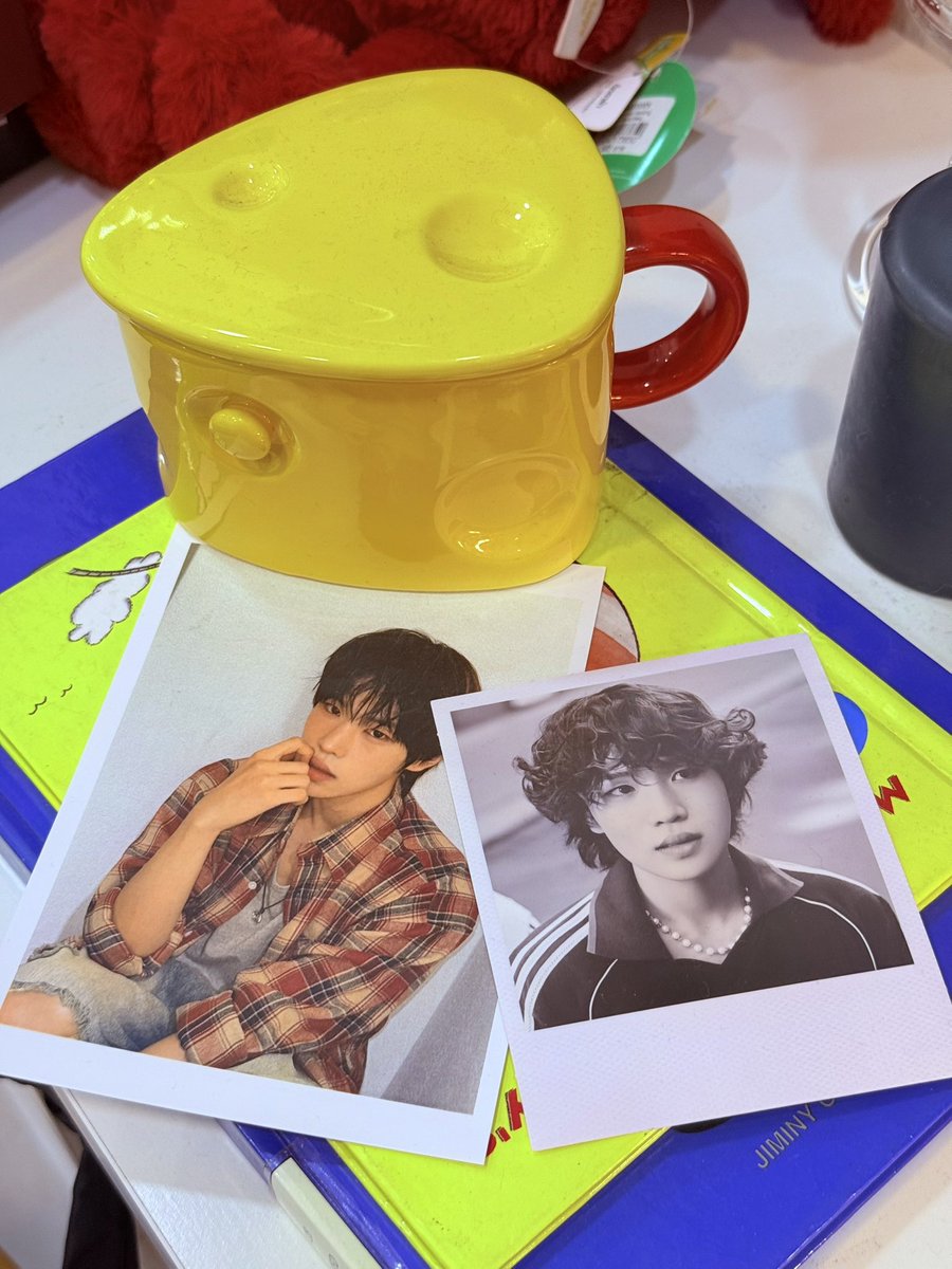 คาเฟ่น่ารักมากกก จองบินรูปดีทุกรูปเลยค่ะ เครื่องดื่มอร่อย เค้กแตงโมดีมากค่ะ
#정빈아_편의점간식_골라줘 
#binimart #JUNGBIN #정빈
#POW #파우 #POW_GRID