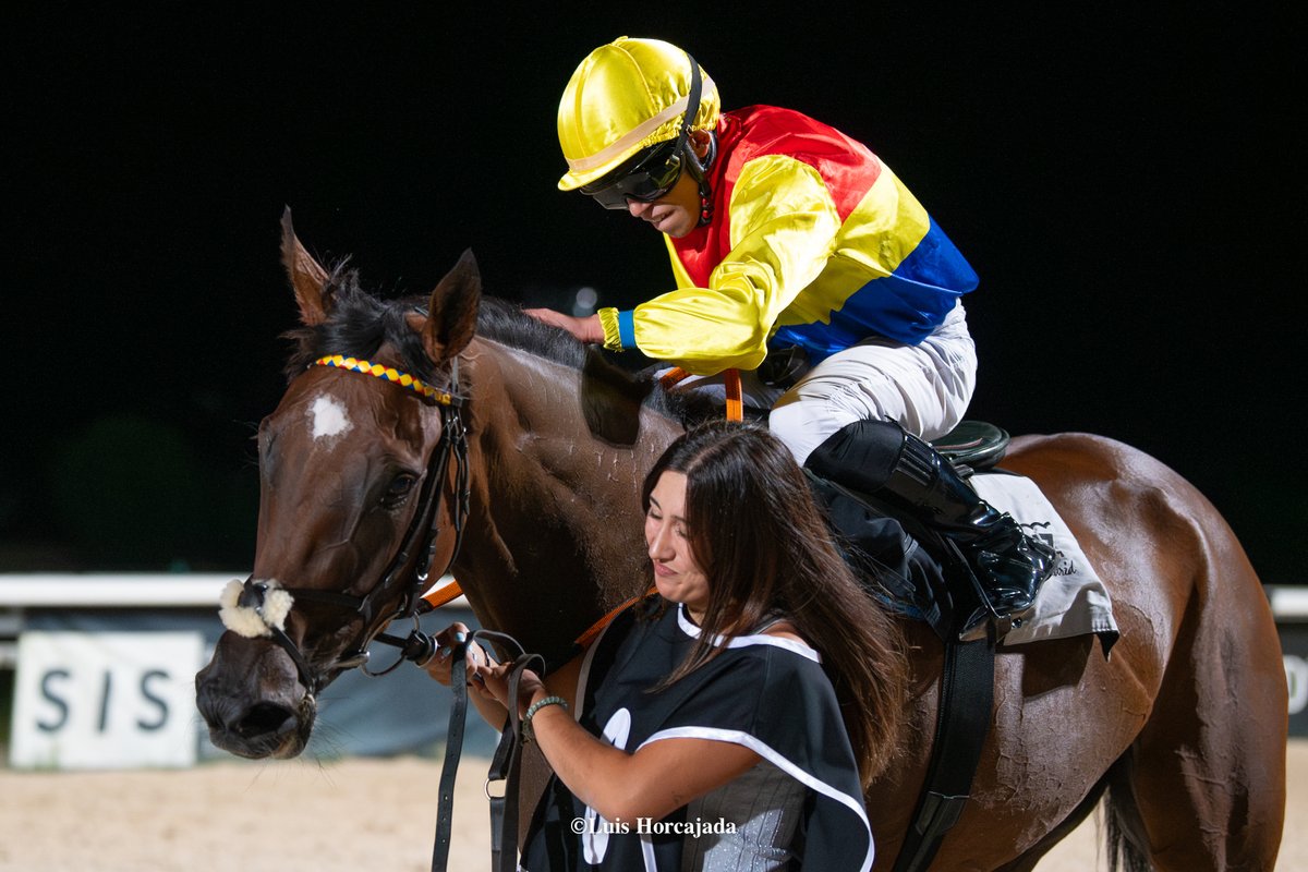 Aegri1955's tweet photo. 🏇🌙📷 Algunas imágenes de una victoria histórica.

🏇 @danideeusebio17 
🐴 XERAC (Camelot)
🎩 Yeguada AGF
🧢  @ArizkorretaR 

👏Enhorabuena, Dani, no es fácil ganar debutando, y menos montando a 67,5Kg pesando 41Kg!! 
@HipodromoMadrid 
📷 @LuisHorcajada66 https://t.co/pDbDhlkTf4