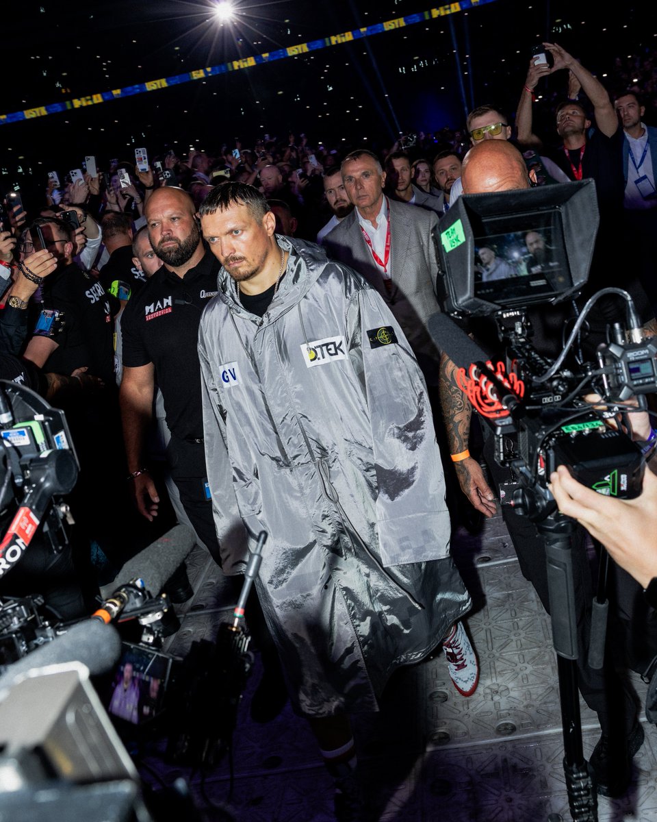 Stone Island congratulates Oleksandr Usyk, who tonight defeated Daniel Dubois at Wembley to become the three-time Undisputed Champion of the World. 

A longstanding member of the Stone Island community, Usyk made his ring walk in a custom Nylon Metal garment made by Stone Island.