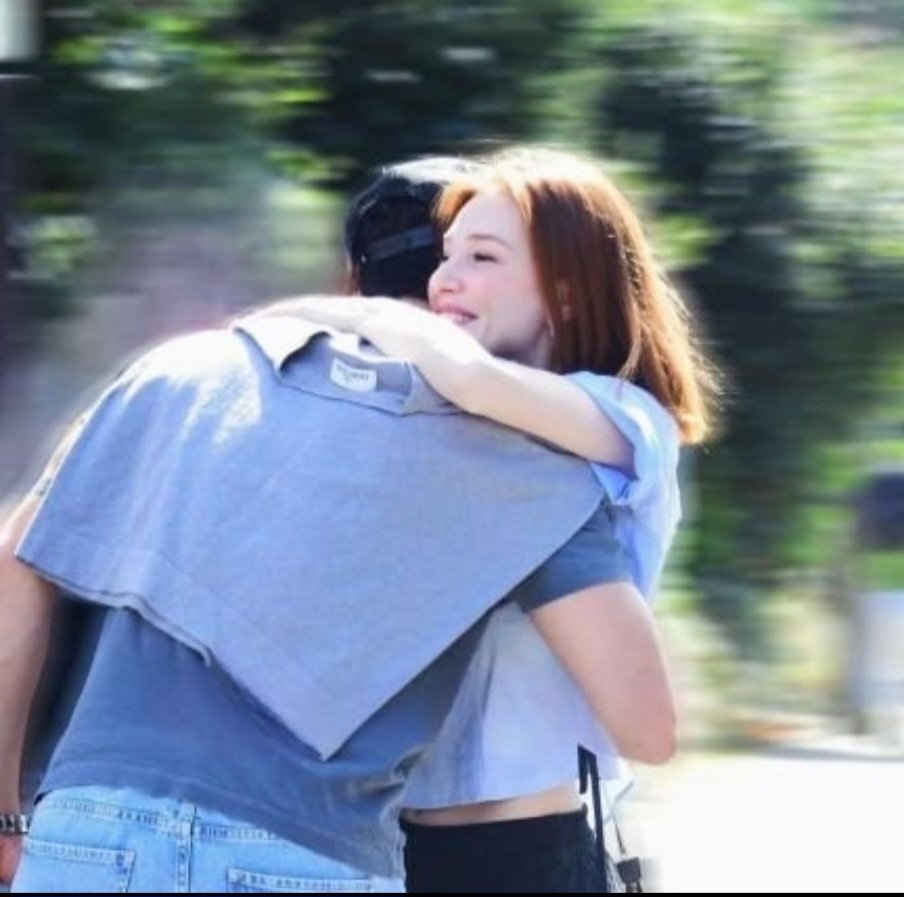 حينما رأيت تلك الصورة للمرة الأولى إعتقدت أنه لقاء جميل بعد غياب طويل ؛ ولكن بعدما علمت ما علمت وسمعت ما سمعت يراودني سؤال : كم من الوقت افترقا حتى يلتقيا بهذا العناق الجميل ؟!!!