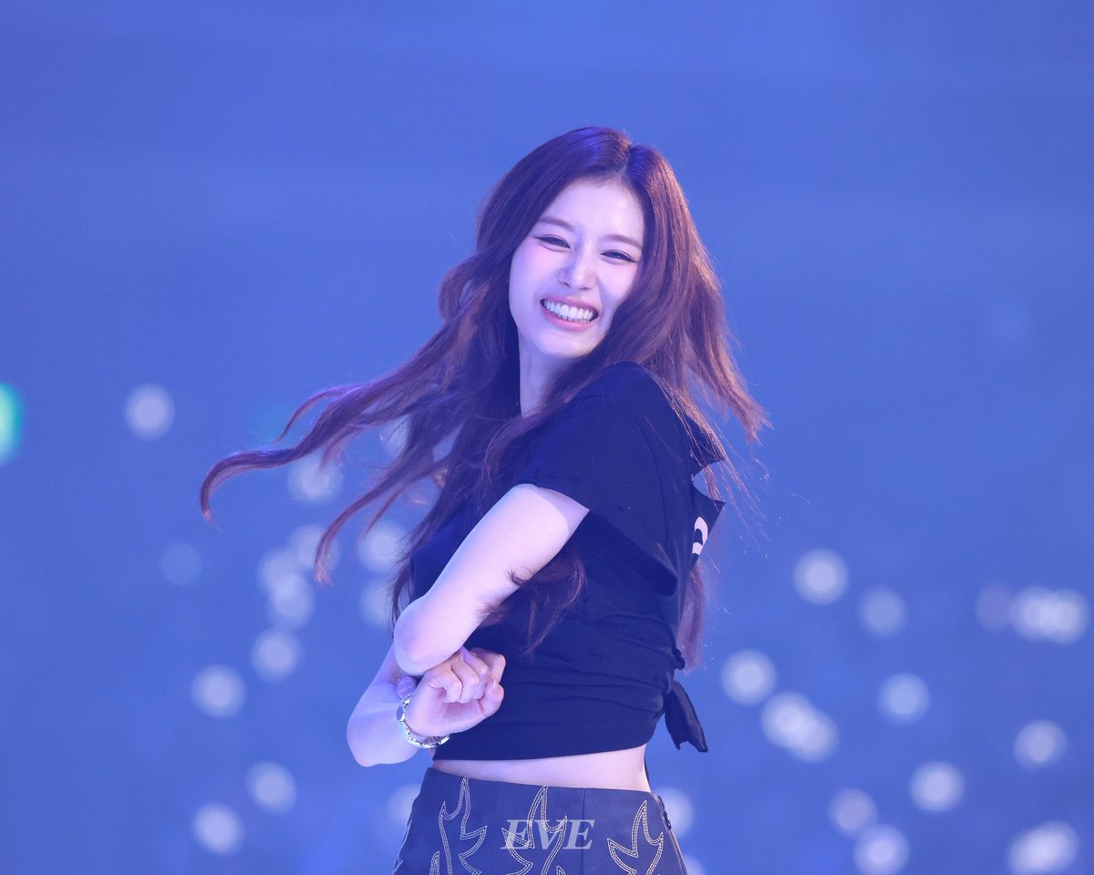 TWICE_EVE's tweet image. 250720 HQ
ใคใฉใคใฉ๐ซถ
#TWICE #ํธ์์ด์ค #SANA #์ฌ๋ #ใตใ