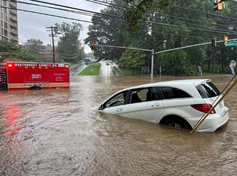 capitalweather's tweet image. Sunday digit — 5/10: A break from the relentless humidity and rain is on the way, but we’ll have to wait through one more steamy (and maybe stormy) day.
Get the full forecast, and full coverage of yesterday's flooding, at cwg.live
(Photo of flooding on East-West…