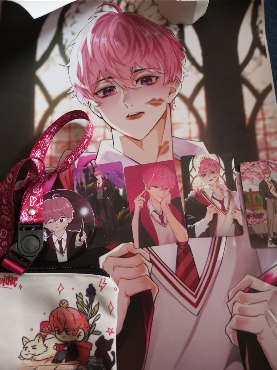 insannoe's tweet image. UwU uda datang merch nya 
🤧🩷🩷🩷