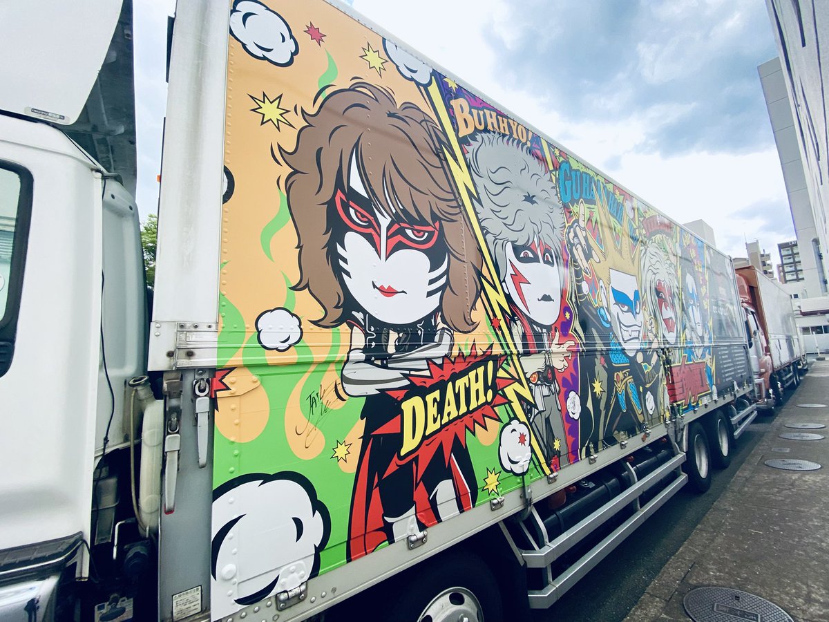 Yoh_666's tweet image. 福岡大黒ミサ参拝。
聖飢魔IIの存在感は凄過ぎる。実力確かな超ベテランバンド。御声の調子良好のデーモン閣下に安定のリズム隊、華あるギタリスト達。
舞台セットも素晴らしい。
ミサは構成員、スタッフ、客が一体となり成り立つことを実感。また参拝したい。
看板車も拝めた。
心底楽しめた。