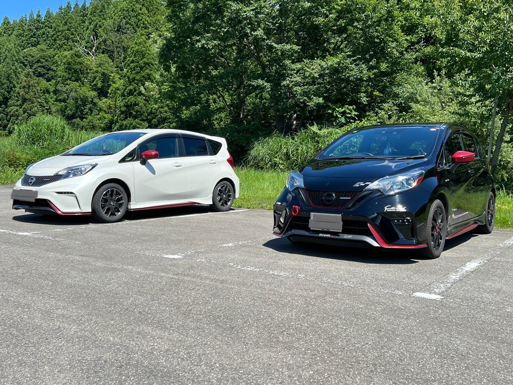 infinity_zero55's tweet image. #ノートニスモ

@infinity_zero55   @rODJjVIn78hk9Le 
今日は福島の只見まで行って小林さんのノートニスモと並べて撮影会しました！

お互いのニスモの乗り合いをして前期型のニスモは初めて乗ったので加速が凄くて感動しました。短い時間でしたがとても楽しい1日でした︎！！