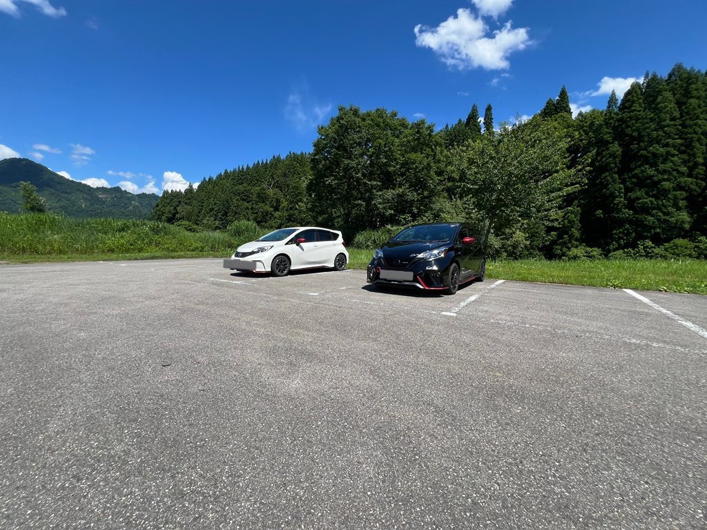 infinity_zero55's tweet image. #ノートニスモ

@infinity_zero55   @rODJjVIn78hk9Le 
今日は福島の只見まで行って小林さんのノートニスモと並べて撮影会しました！

お互いのニスモの乗り合いをして前期型のニスモは初めて乗ったので加速が凄くて感動しました。短い時間でしたがとても楽しい1日でした︎！！