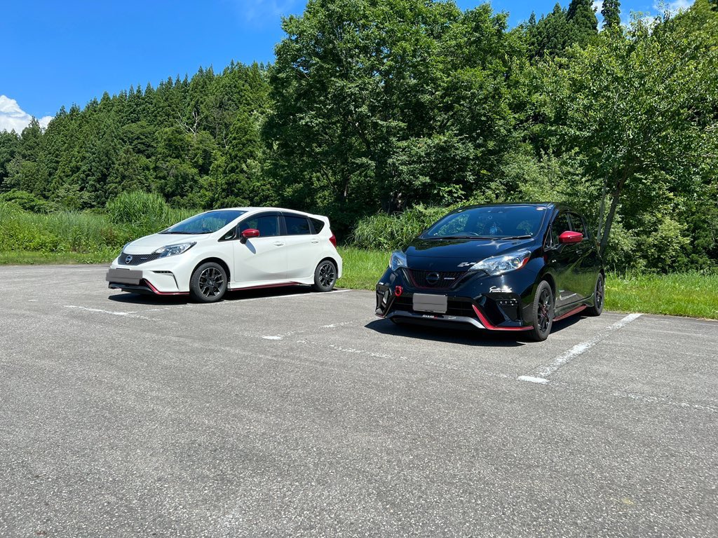 infinity_zero55's tweet image. #ノートニスモ

@infinity_zero55   @rODJjVIn78hk9Le 
今日は福島の只見まで行って小林さんのノートニスモと並べて撮影会しました！

お互いのニスモの乗り合いをして前期型のニスモは初めて乗ったので加速が凄くて感動しました。短い時間でしたがとても楽しい1日でした︎！！