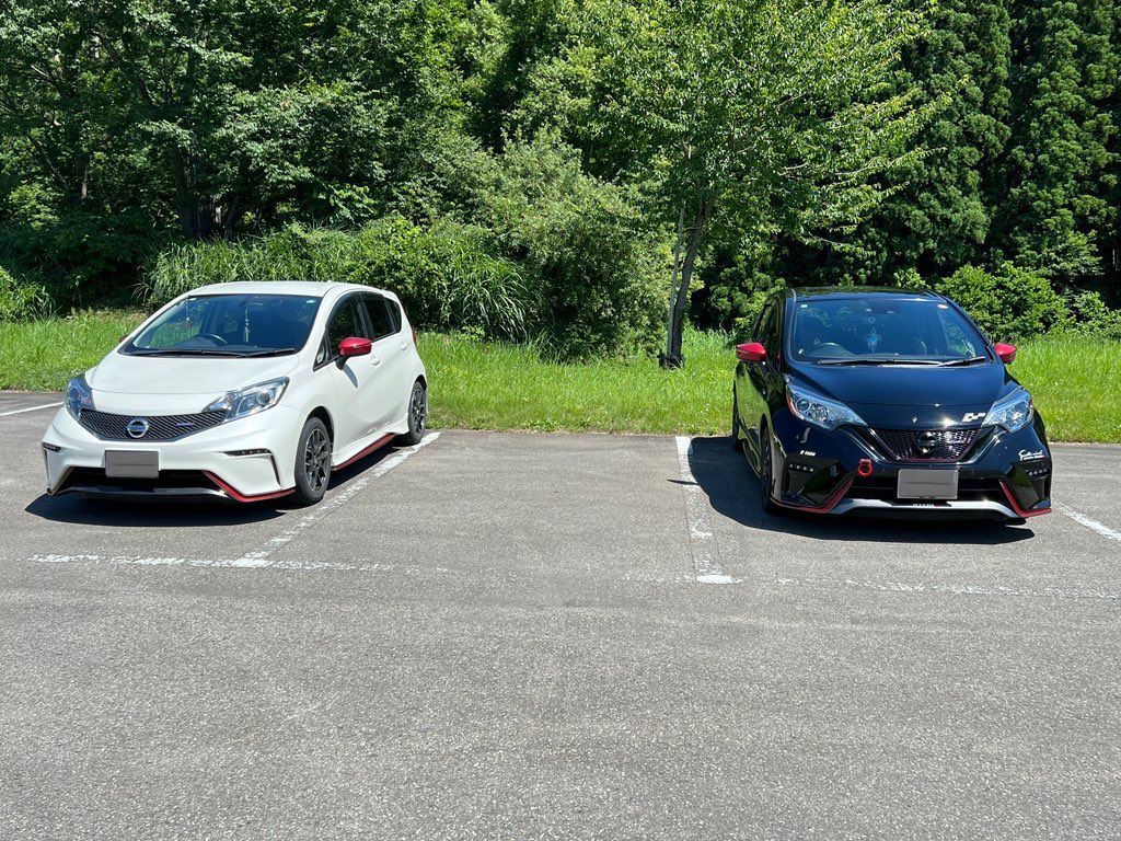 infinity_zero55's tweet image. #ノートニスモ

@infinity_zero55   @rODJjVIn78hk9Le 
今日は福島の只見まで行って小林さんのノートニスモと並べて撮影会しました！

お互いのニスモの乗り合いをして前期型のニスモは初めて乗ったので加速が凄くて感動しました。短い時間でしたがとても楽しい1日でした︎！！