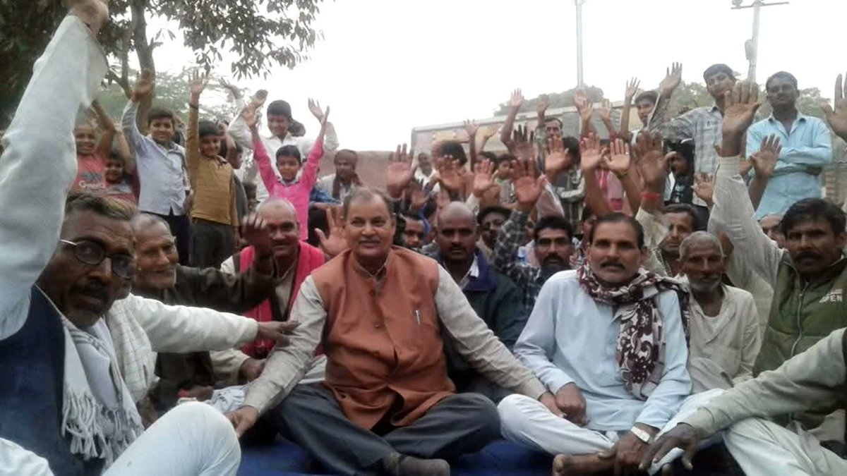 Amarsinghydvmla's tweet image. विधायक जी अमर सिंह यादव कभी भी सत्ता के लिए लालसा से भरे अन्य राजनेताओं की तरह नहीं थे, बल्कि वे एक ऐसे राजनेता थे जिन्होंने मानवता को अपना धर्म बनाया, वे अन्य तथाकथित A.C वाले नेता नहीं रहे, उन्होंने हमेशा न्याय के लिए संघर्ष किया, उन्होंने एक आदर्श राजनीतिज्ञ की भूमिका निभाई||