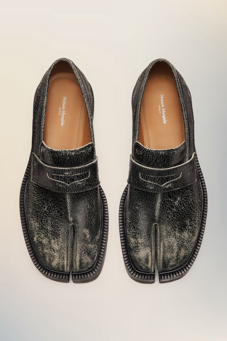 StreetFashion01's tweet image. Margiela’s new Distressed Tabi Loafers 🤤