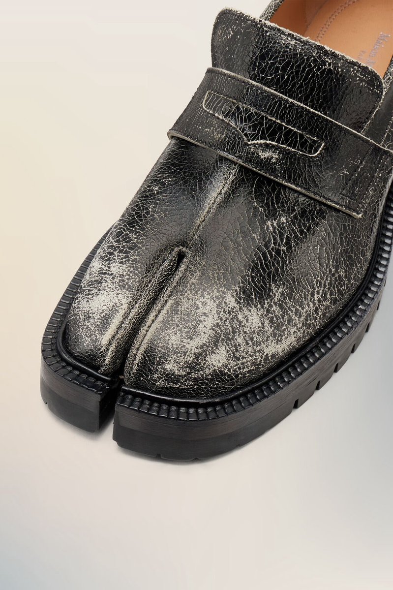 StreetFashion01's tweet image. Margiela’s new Distressed Tabi Loafers 🤤