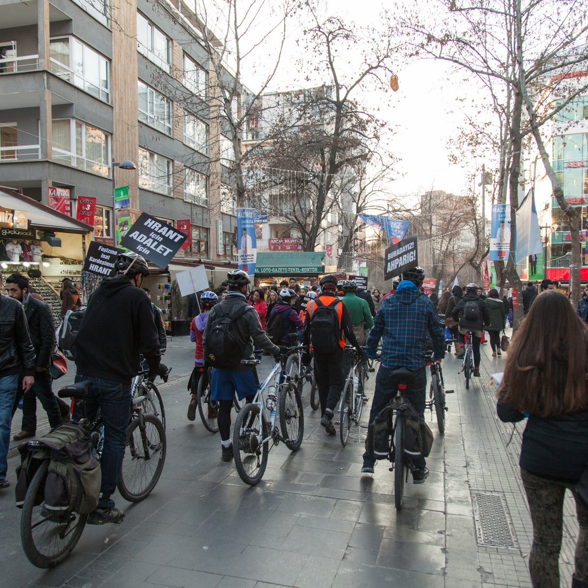 "En yalnızken çok olabiliyorsun, yalnızlığa izin vermiyor Ankara.
Sokağına çıkıp, ortak derdini paylaşanların seslerine kulak açtığında, dostun olmayanla da yan yana gelmeyi öğrendiğin yer İstanbul."
zitlarmecmuasi.org/zaten-bildigin…
iki şehir arası, <a href="/zeynepalica/">Ketezeyno</a> yazdı pisletinden.