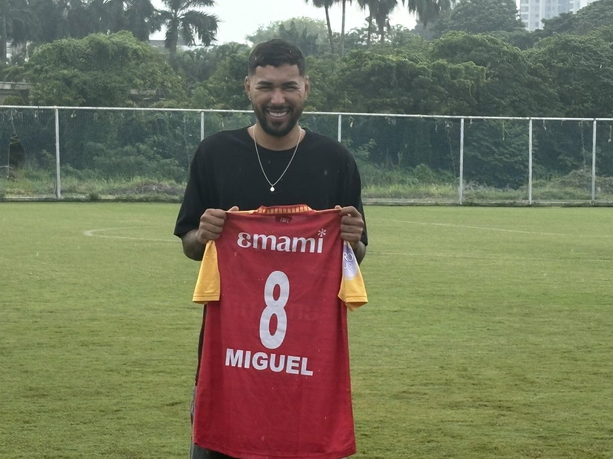 Rahul_01Giri's tweet image. East Bengal’s new foreigner Miguel receives his jersey from head coach Oscar Bruzon