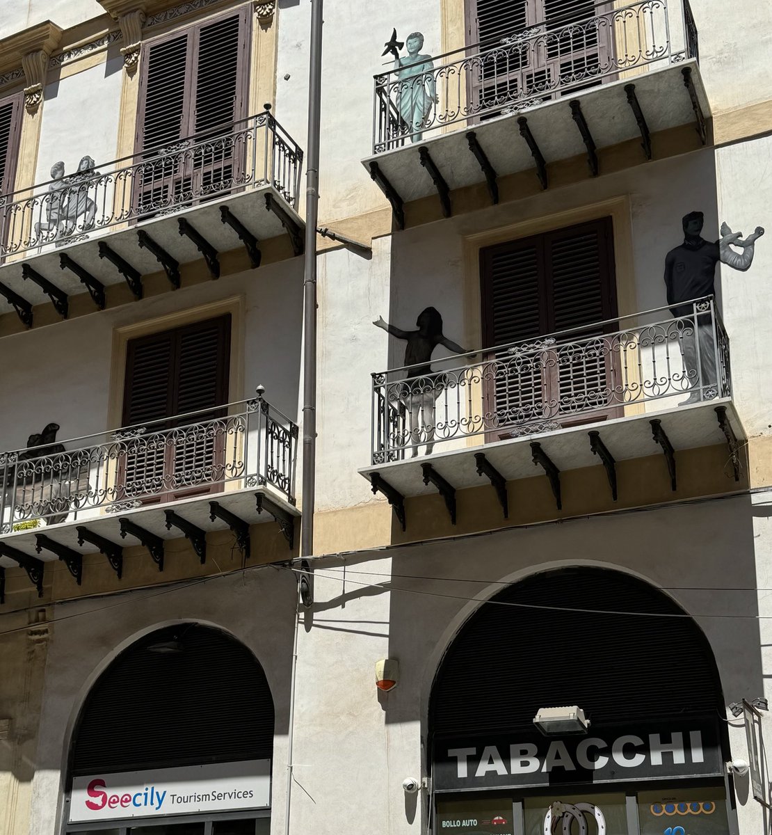 kaushikcbasu's tweet image. Which city? Which country? 3 clues. This is not easy. Think hard.